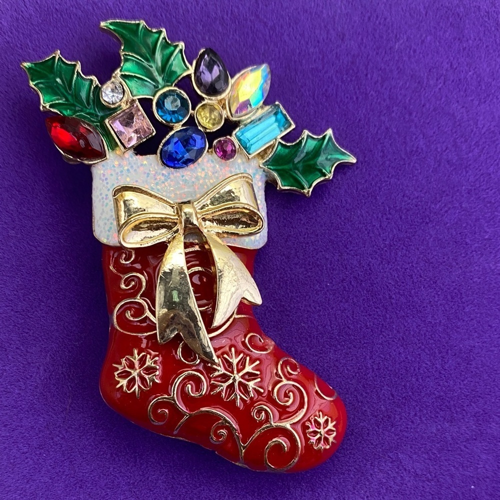 💛 Vintage Rhinestone Christmas Stocking Brooch – Red Enamel Holiday Pin